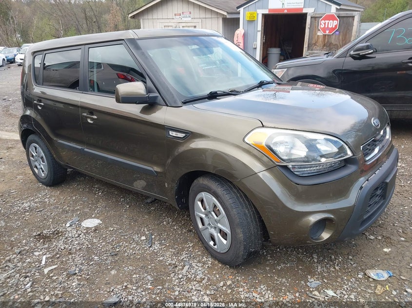 KNDJT2A52D7498412 KIA SOUL Photo 1