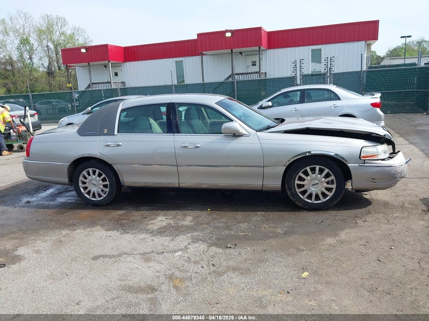 2006 Lincoln Town Car Signature VIN: 1LNHM81W46Y607467 Lot: 44879340
