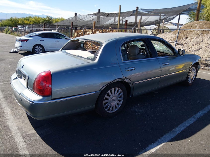 2004 Lincoln Town Car Signature