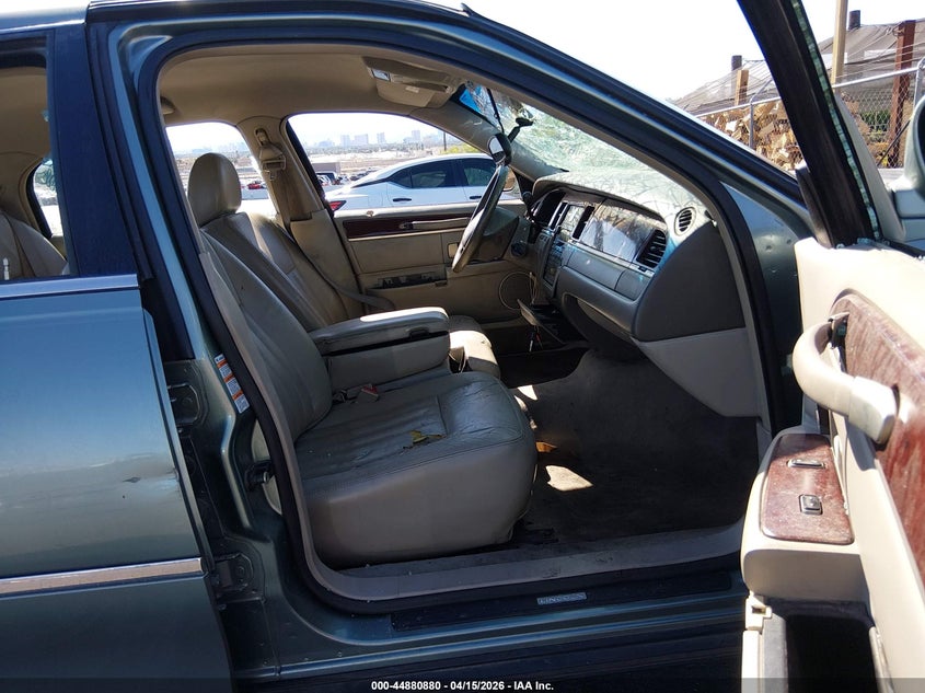 2004 Lincoln Town Car Signature