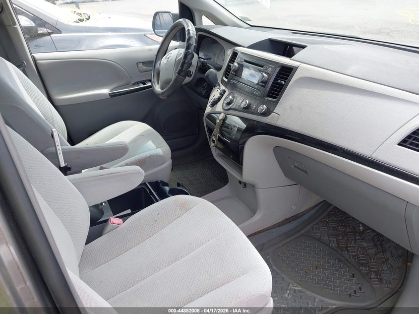 2012 Toyota Sienna Le 8 Passenger