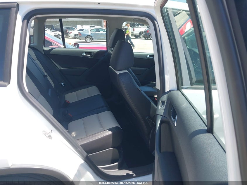 2017 Volkswagen Tiguan 2.0T/2.0T S VIN: WVGBV7AX2HK023421 Lot: 44882234