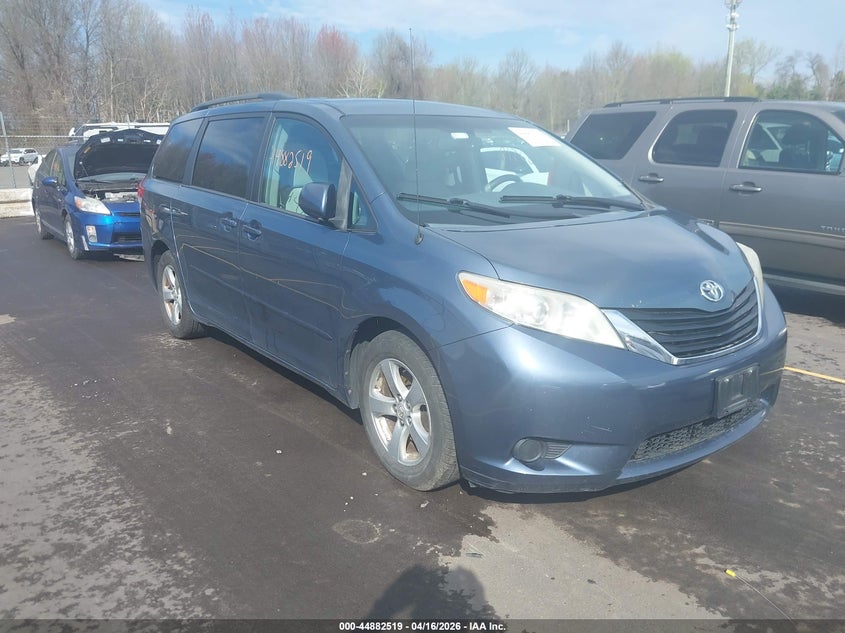 2014 Toyota Sienna Le V6 8 Passenger
