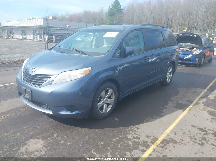 2014 Toyota Sienna Le V6 8 Passenger