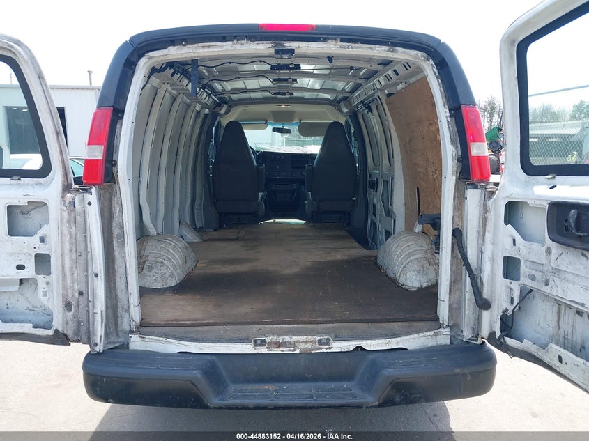 2017 Chevrolet Express 4.8 2500 Work Van white Lot 111044883152 Vin 1GCWGAFF1H1113632
