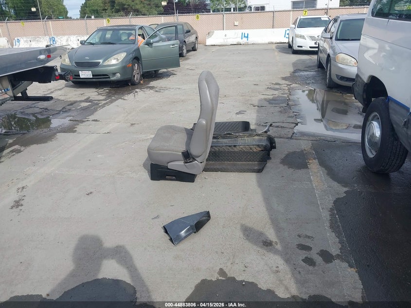 2002 Ford E-350 Super Duty Xl/Xlt VIN: 1FBNE31L12HA85263 Lot: 44883806