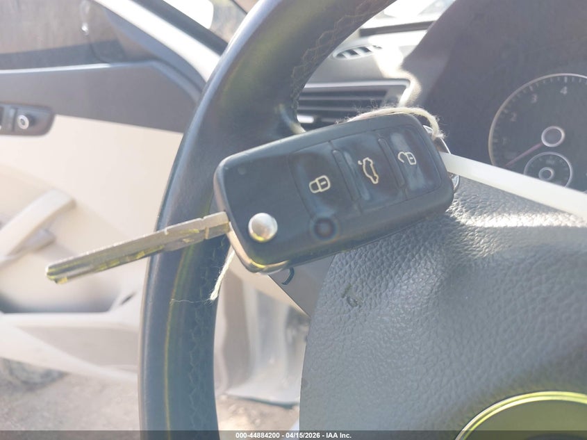 2015 Volkswagen Passat 1.8T Limited Edition VIN: 1VWAT7A30FC086671 Lot: 44884200