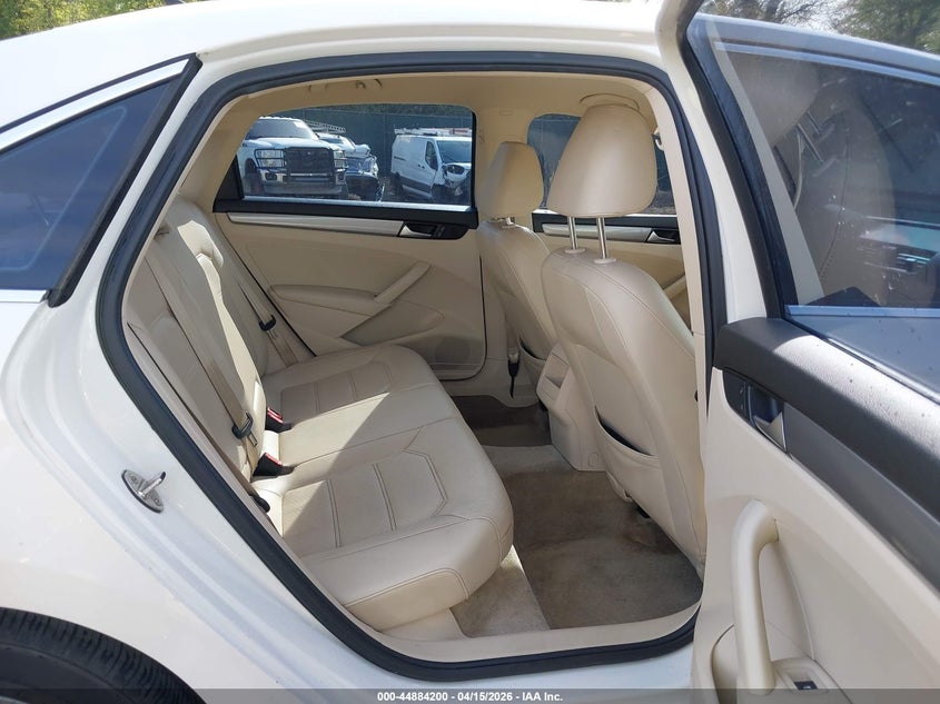 2015 Volkswagen Passat 1.8T Limited Edition VIN: 1VWAT7A30FC086671 Lot: 44884200