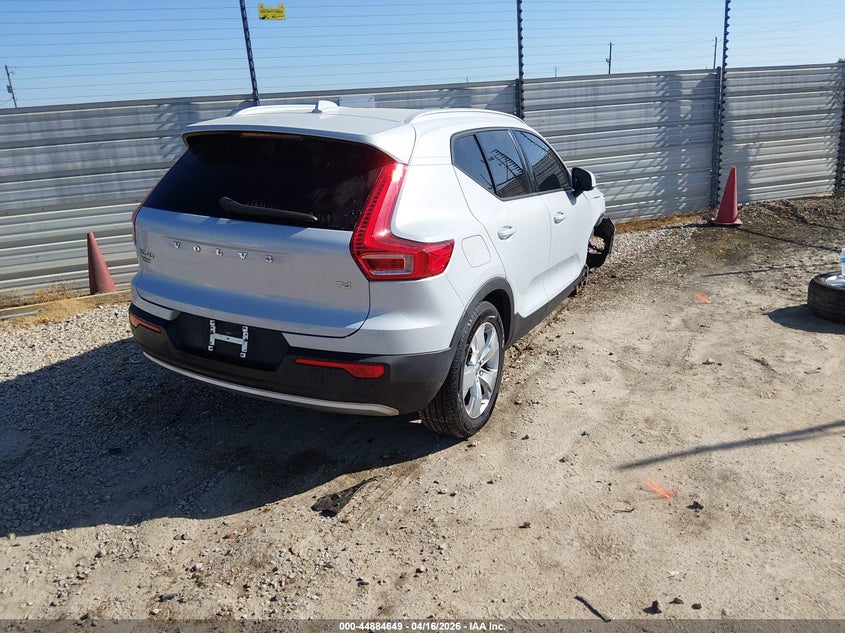 2022 Volvo Xc40 T4 Momentum