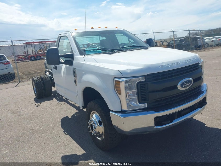 2017 Ford F-350 Chassis Xl