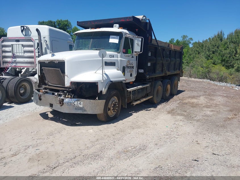 1M2AA14Y9YW120729 2000 Mack 600 Ch600 photo 1