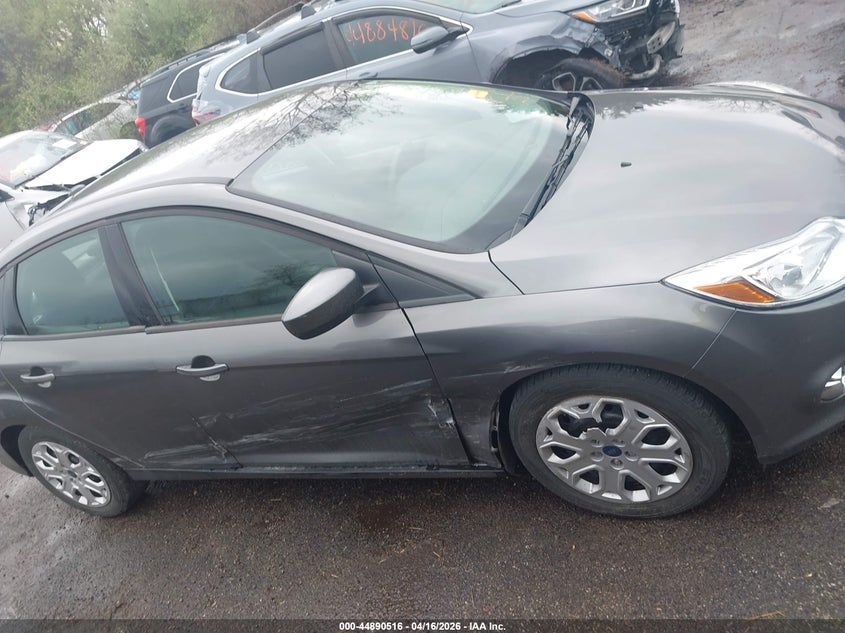 1FAHP3F24CL474454 2012 Ford Focus 2.0 Se red