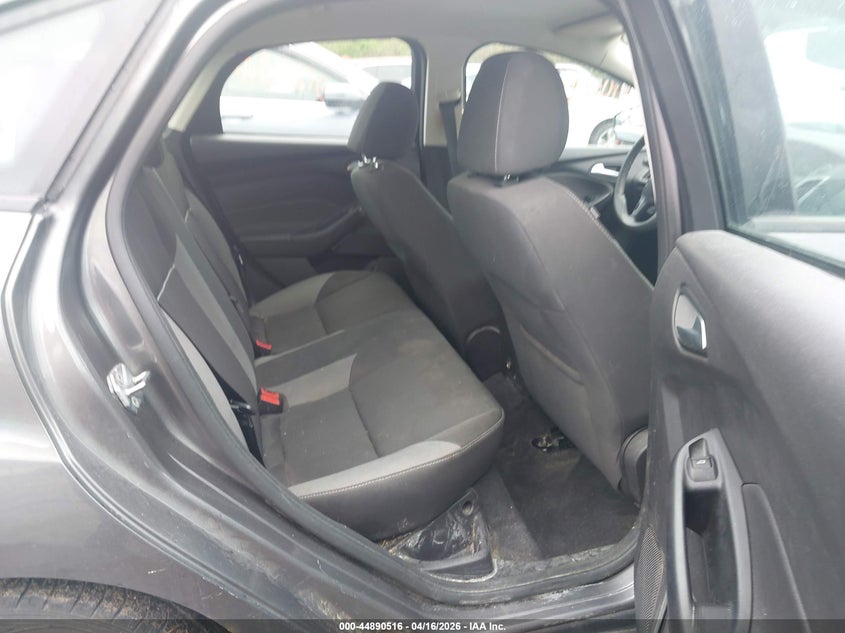 1FAHP3F24CL474454 2012 Ford Focus 2.0 Se red