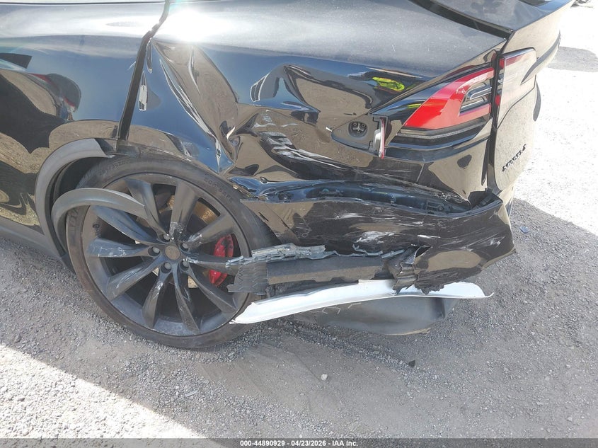 2018 Tesla Model X VIN: 5YJXCBE47JF111337 Lot: 44890929