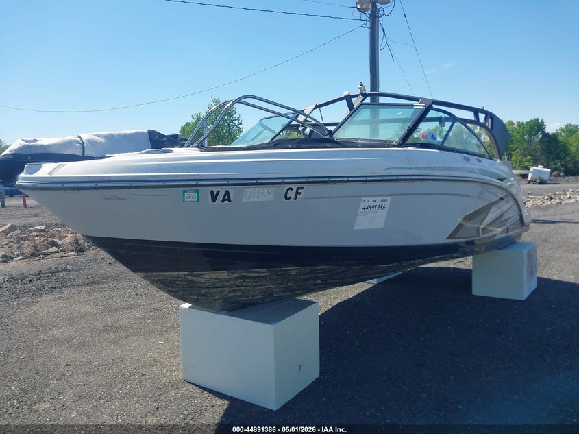2020 CHAPARRAL 22' auction photo 2