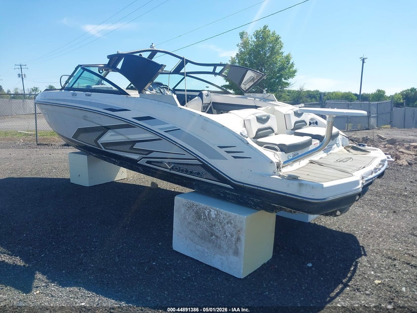 2020 CHAPARRAL 22' auction photo 3