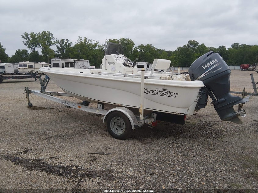 2004 NAUTICSTAR 18' auction photo 3
