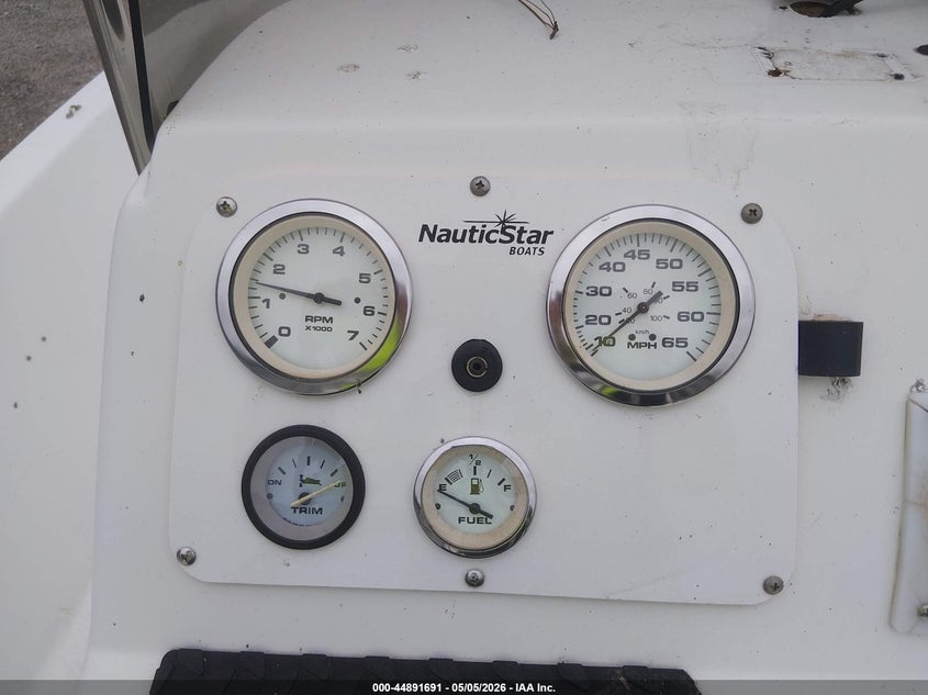 2004 NAUTICSTAR 18' auction photo 7