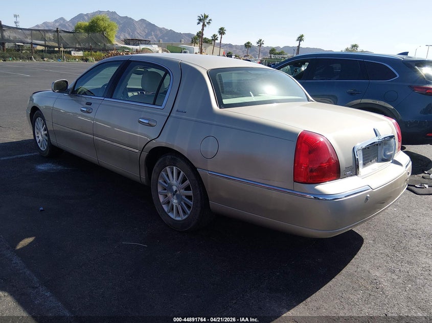 2004 Lincoln Town Car Signature