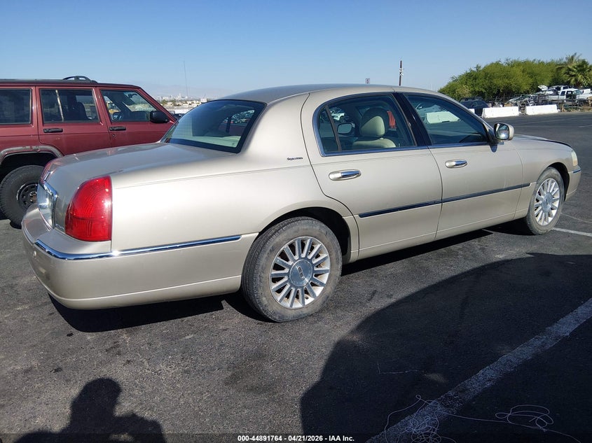 2004 Lincoln Town Car Signature