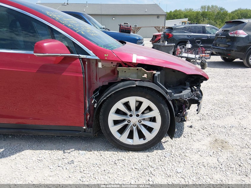 2018 Tesla Model X 100D/75D/P100D VIN: 5YJXCDE22JF133885 Lot: 44894606