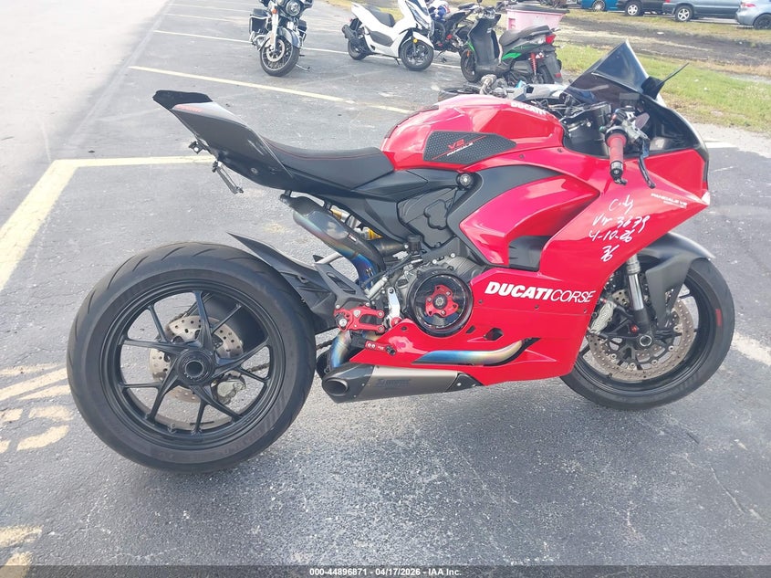 VIN: ZDMHAATW0NB007679 2022 DUCATI PANIGALE V2