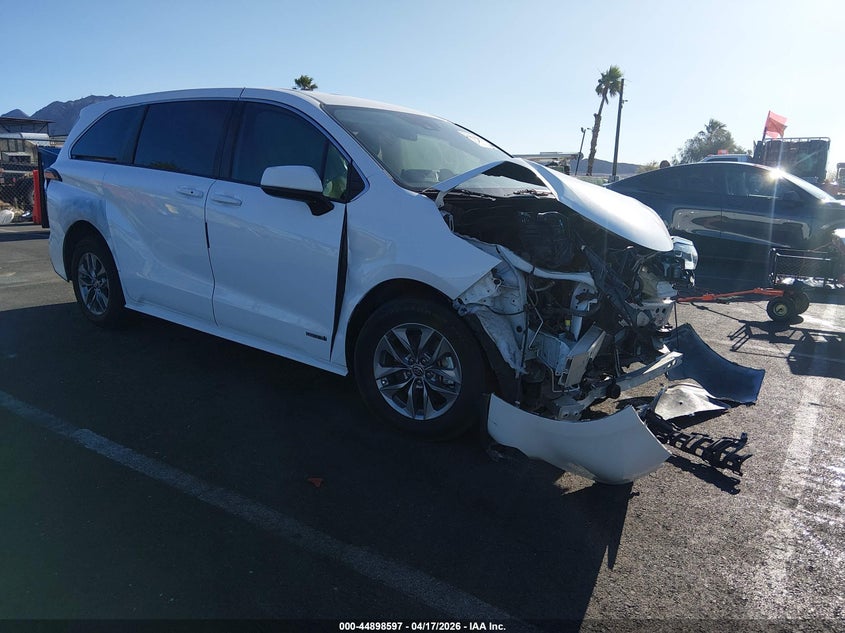 2021 TOYOTA SIENNA LE