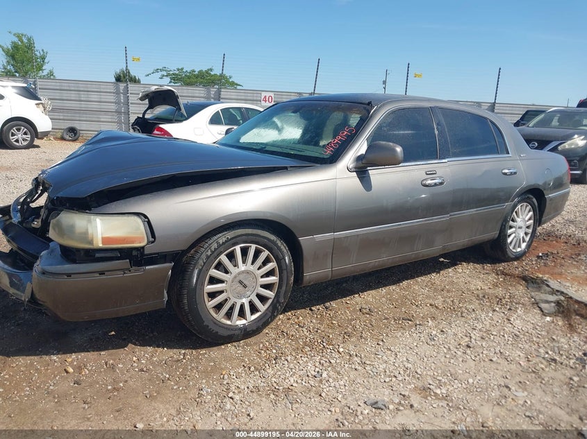 2004 Lincoln Town Car Signature 1LNHM81W64Y682202 photo 1