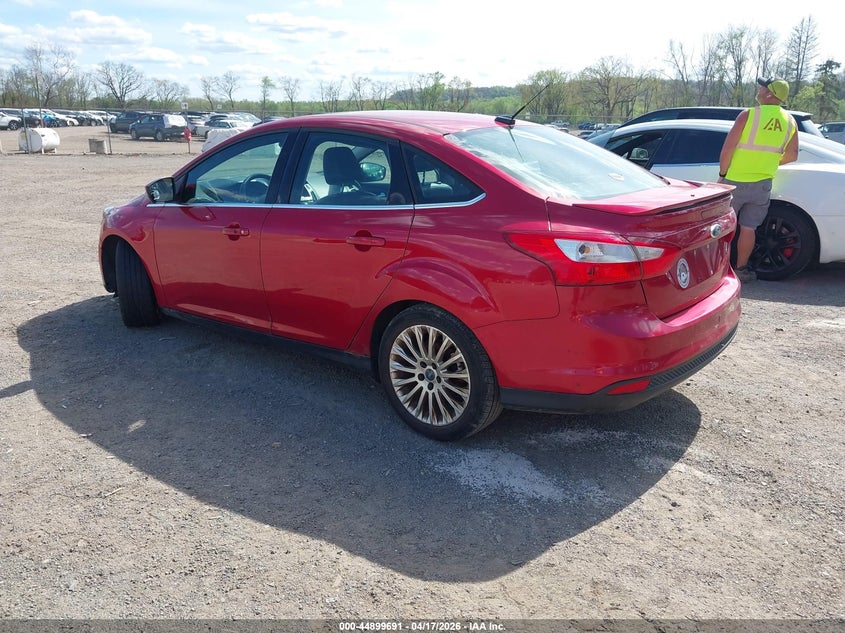 1FAHP3J27CL229946 2012 Ford Focus 2.0 Titanium red