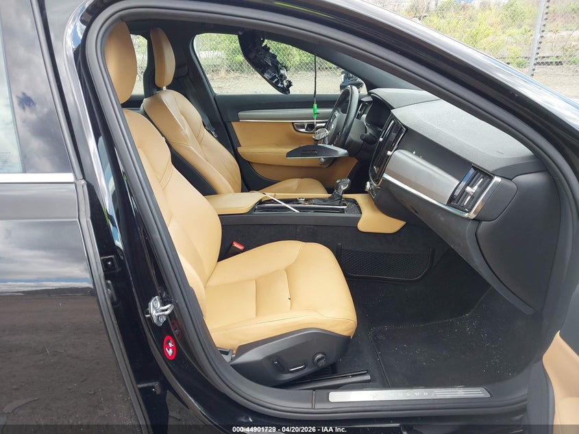 2017 Volvo S90 T6 Momentum