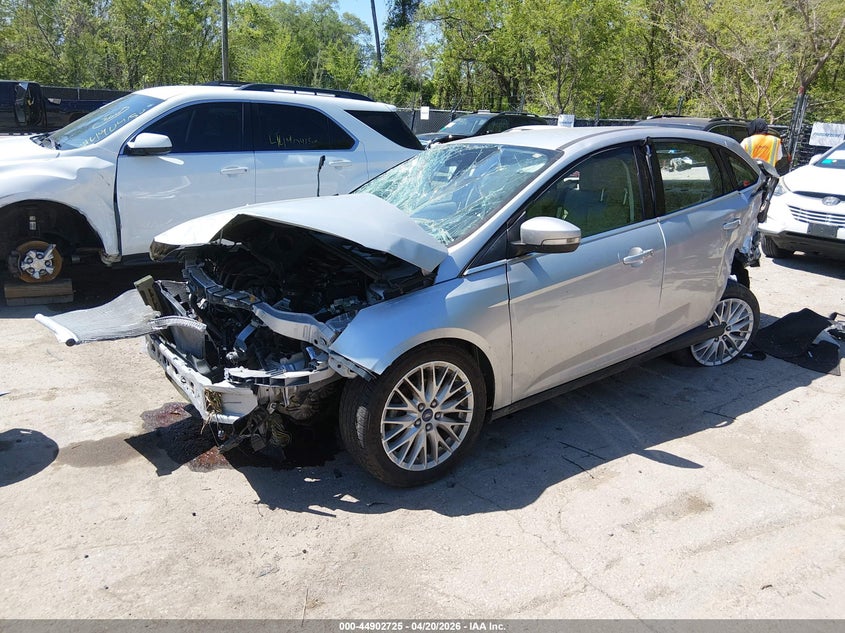 1FAHP3H29CL267510 2012 Ford Focus 2.0 Sel silver