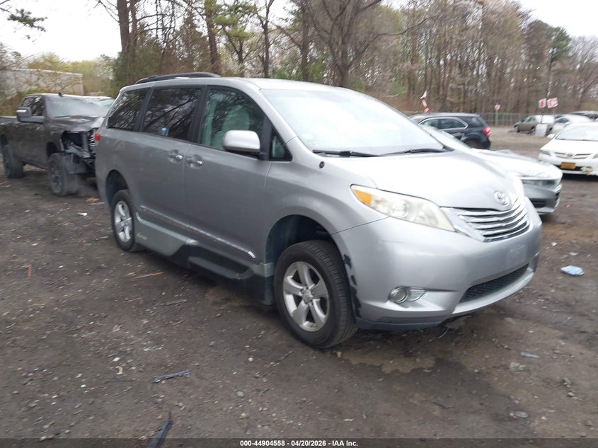 2013 Toyota Sienna Le V6 8 Passenger