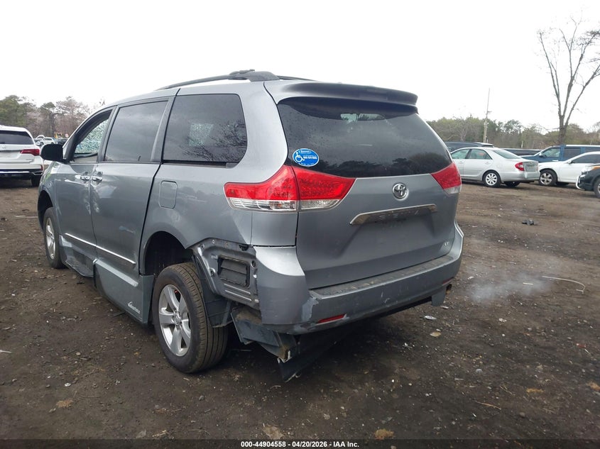 2013 Toyota Sienna Le V6 8 Passenger