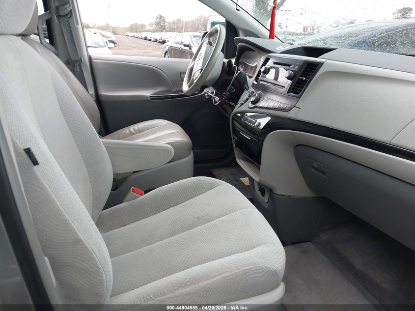 2013 Toyota Sienna Le V6 8 Passenger