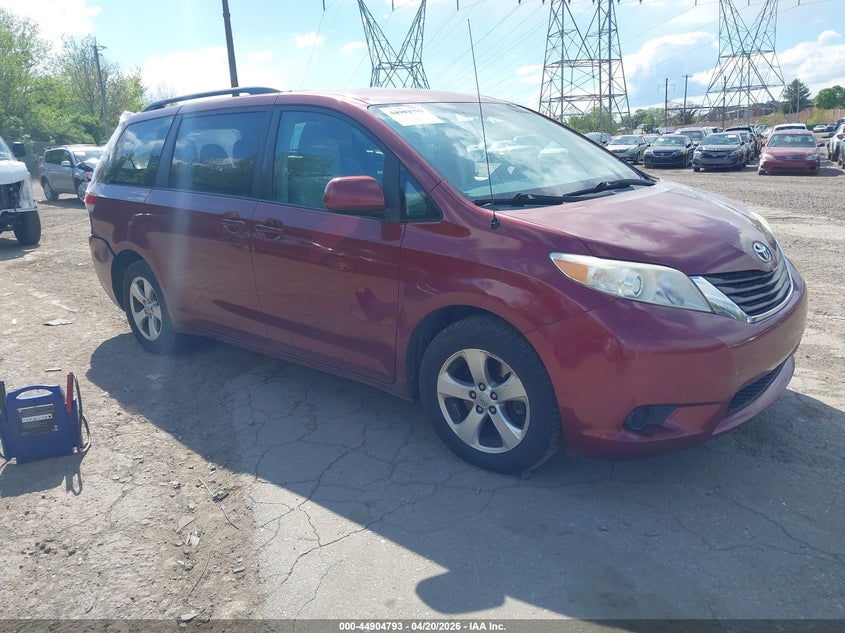 2013 Toyota Sienna Le V6 8 Passenger