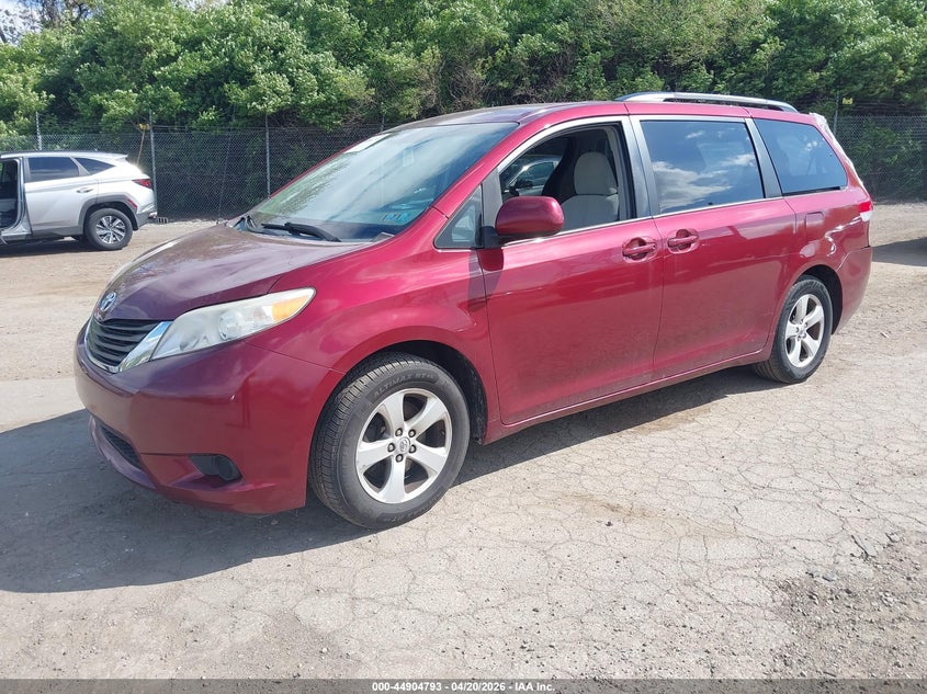 2013 Toyota Sienna Le V6 8 Passenger