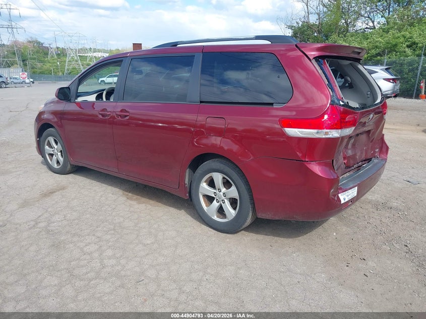 2013 Toyota Sienna Le V6 8 Passenger