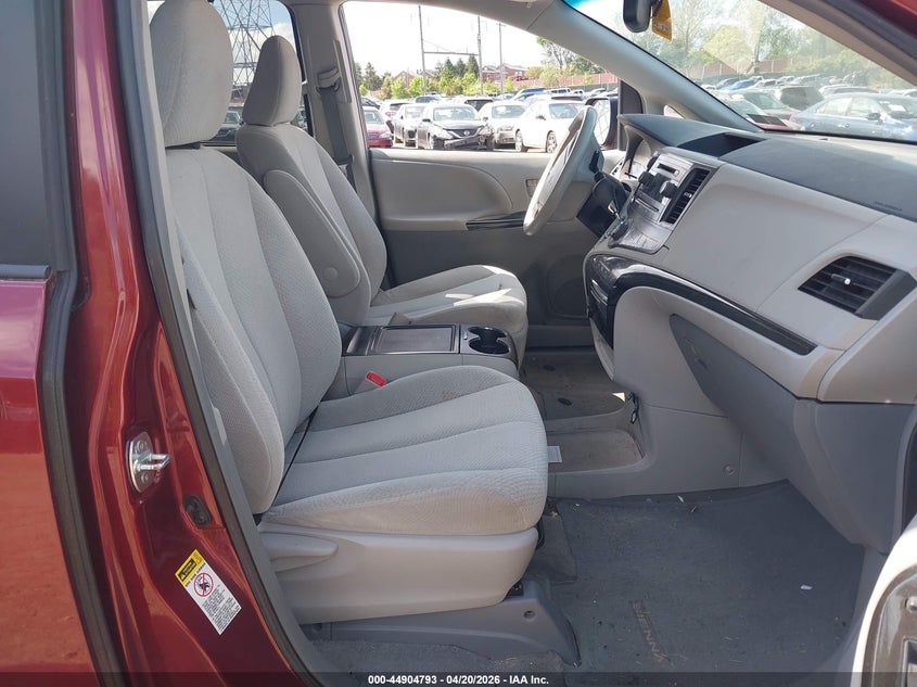 2013 Toyota Sienna Le V6 8 Passenger