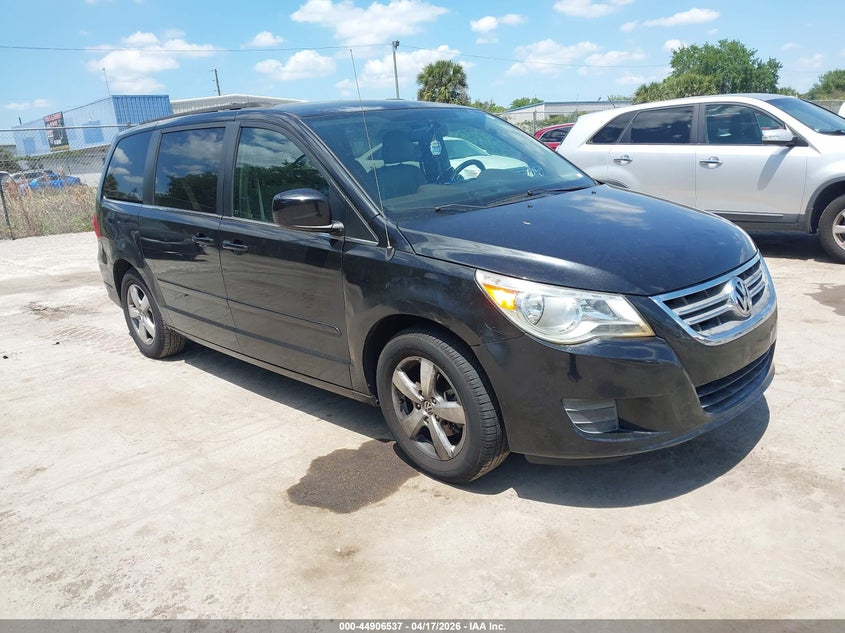2011 Volkswagen Routan Se