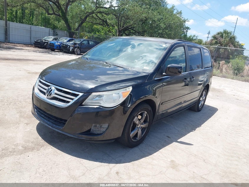 2011 Volkswagen Routan Se