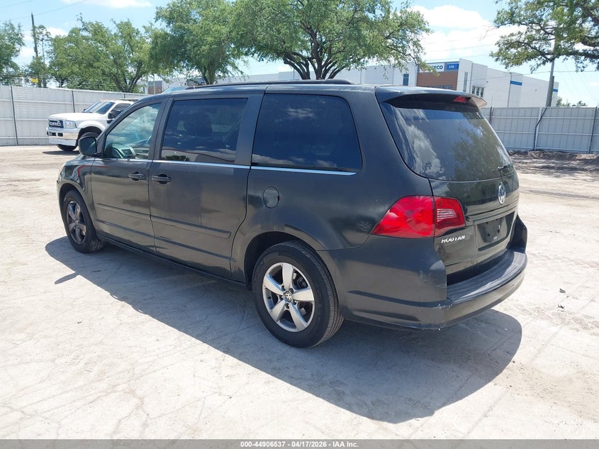 2011 Volkswagen Routan Se