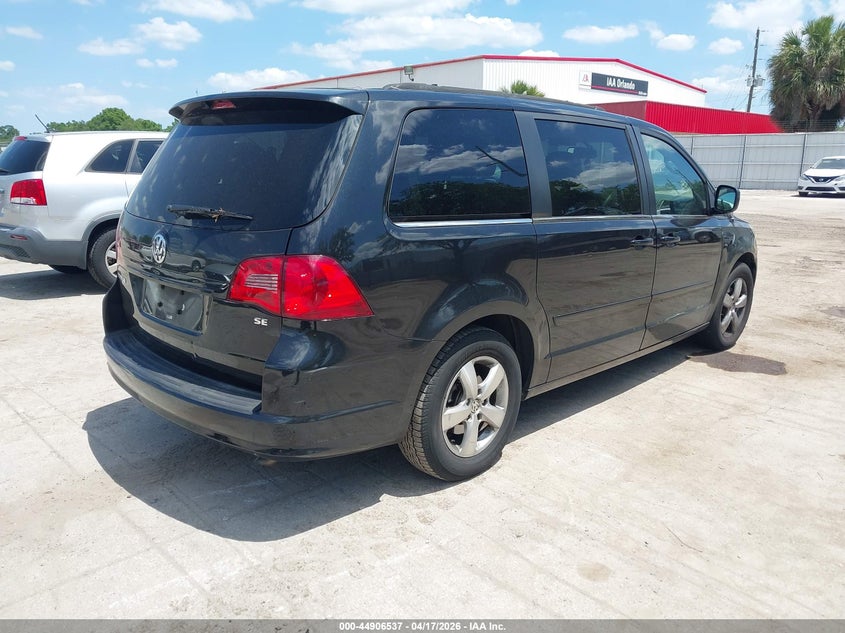 2011 Volkswagen Routan Se
