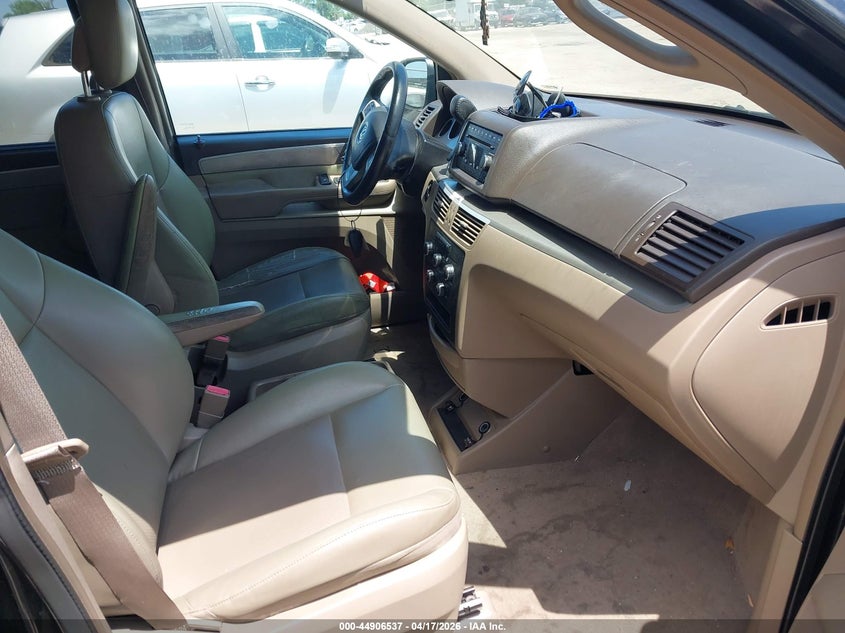 2011 Volkswagen Routan Se