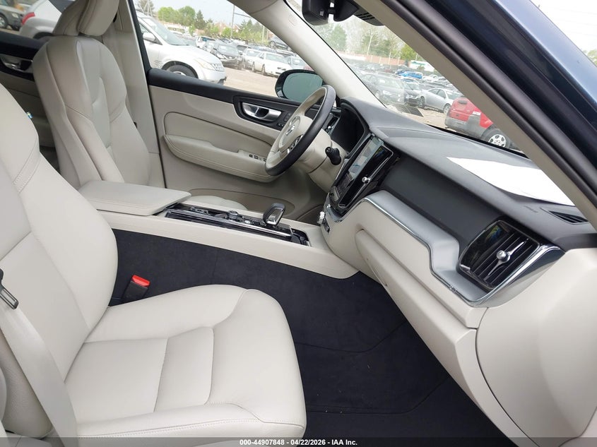 2024 Volvo Xc60 B5 Core Dark Theme