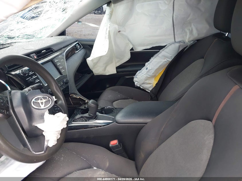 VIN 4T1B11HK5JU645928 2018 TOYOTA CAMRY LE