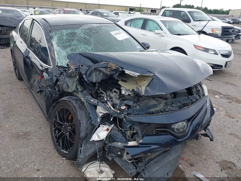 VIN 4T1B11HK5JU645928 2018 TOYOTA CAMRY LE