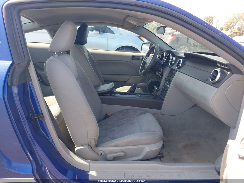 2005 Ford Mustang V6 Deluxe/V6 Premium