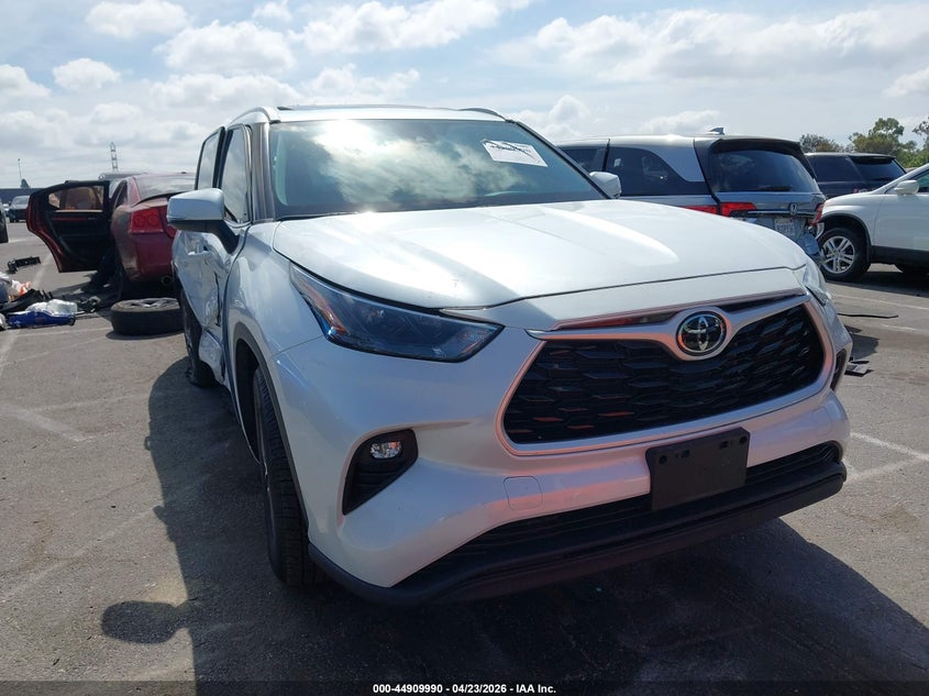 2022 TOYOTA HIGHLANDER XLE