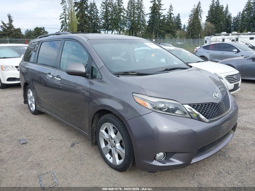 2016 Toyota Sienna Se 8 Passenger