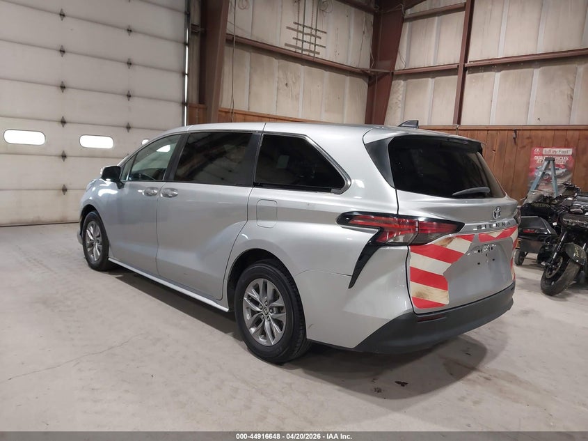 2022 Toyota Sienna Le